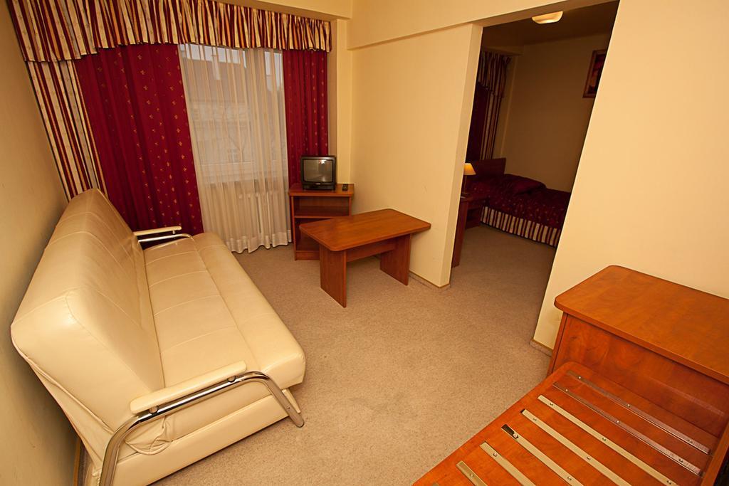 Hotel Accademia Ostrowiec Świętokrzyski Δωμάτιο φωτογραφία